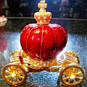 NWT ALEXANDRA'S ACCENTS Strawberry Royal Carriage Trinket Box Austrian Crystals